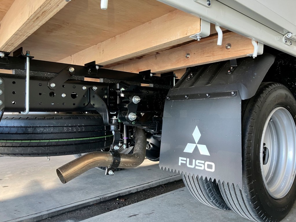 シャシとネタの状態です。縦ネタは鉄・横ネタは木製です|三菱 キャンター 2RG-FEB50(2WD)の写真6