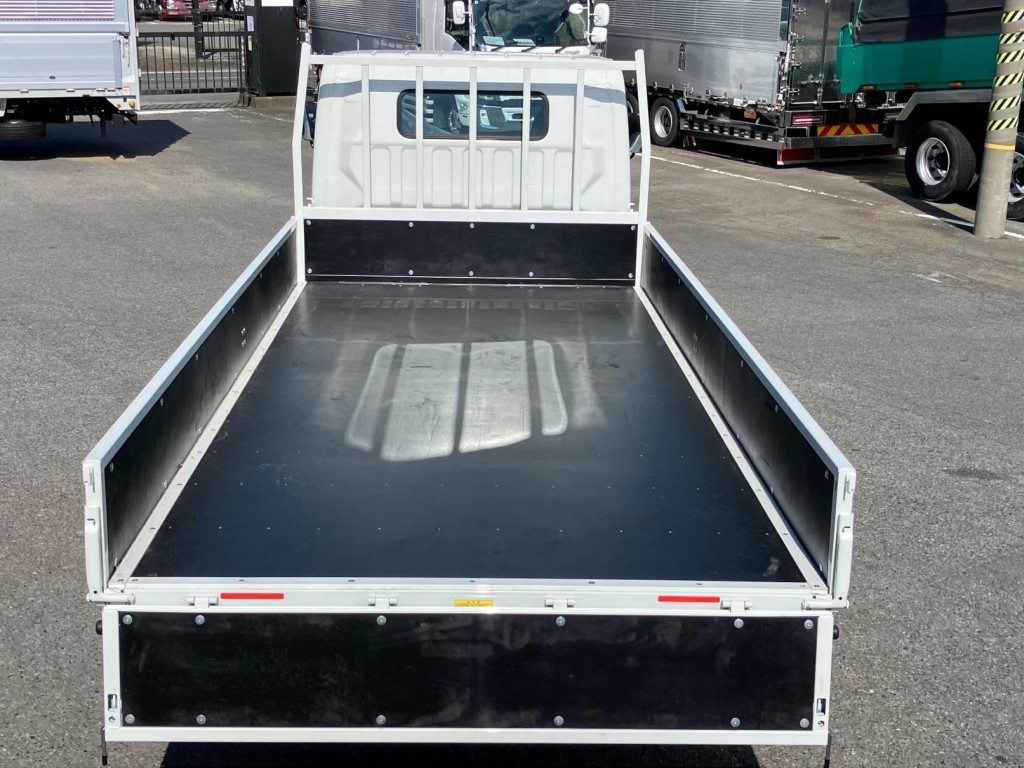 床は板張りです。|三菱 キャンター 2RG-FEB50(2WD)の写真8