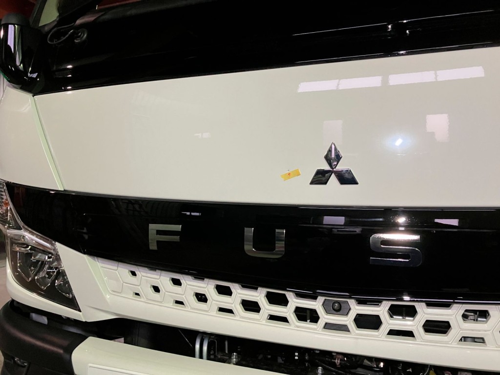 フロントパネルに飛び石があります。|三菱 キャンター 2RG-FEB50(2WD)の写真13