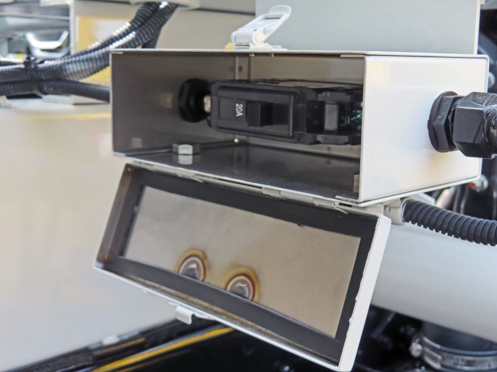 上物の電源スイッチです。|三菱 キャンター 2PG-FEB90(2WD)の写真22