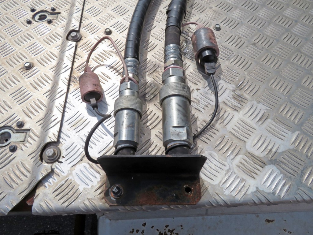 油圧チャックの状態です。（踊り場に格納用差込口が付いています）|UDトラックス クオン 2PG-GK5AABの写真10