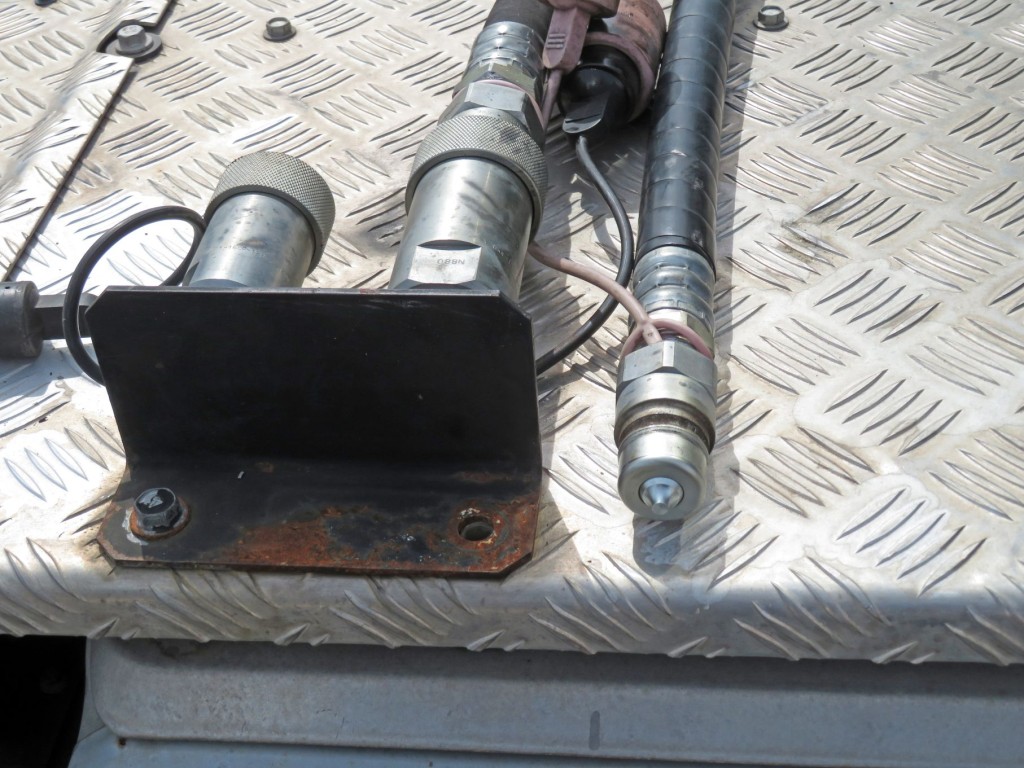 差込口から外した状態です。（片方固着により外れません）|UDトラックス クオン 2PG-GK5AABの写真11