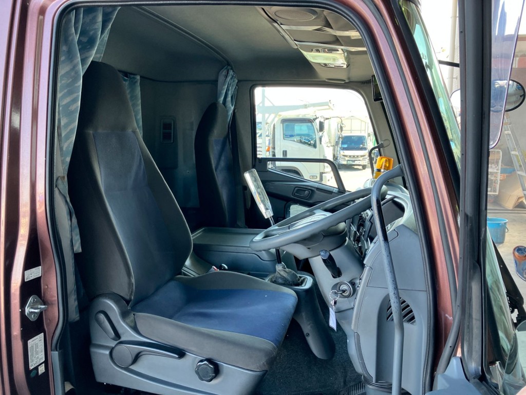 乗車定員は2名です。|三菱 ファイター QKG-FK62FZの写真6