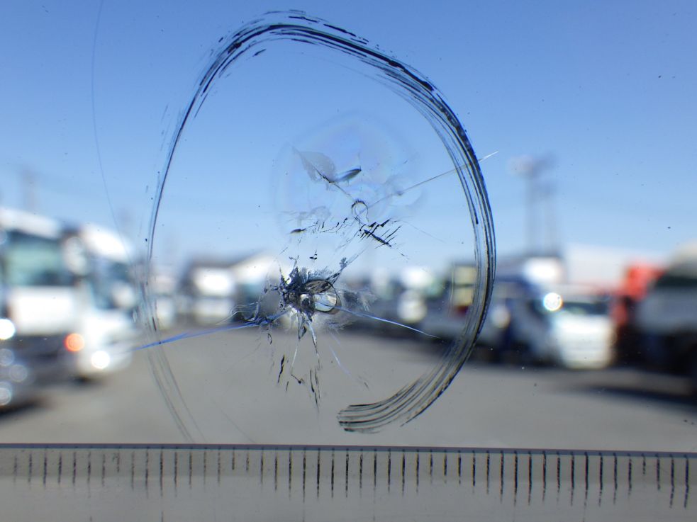 フロントガラスに飛び石キズがあります。|三菱 ファイター QKG-FK62FZの写真16