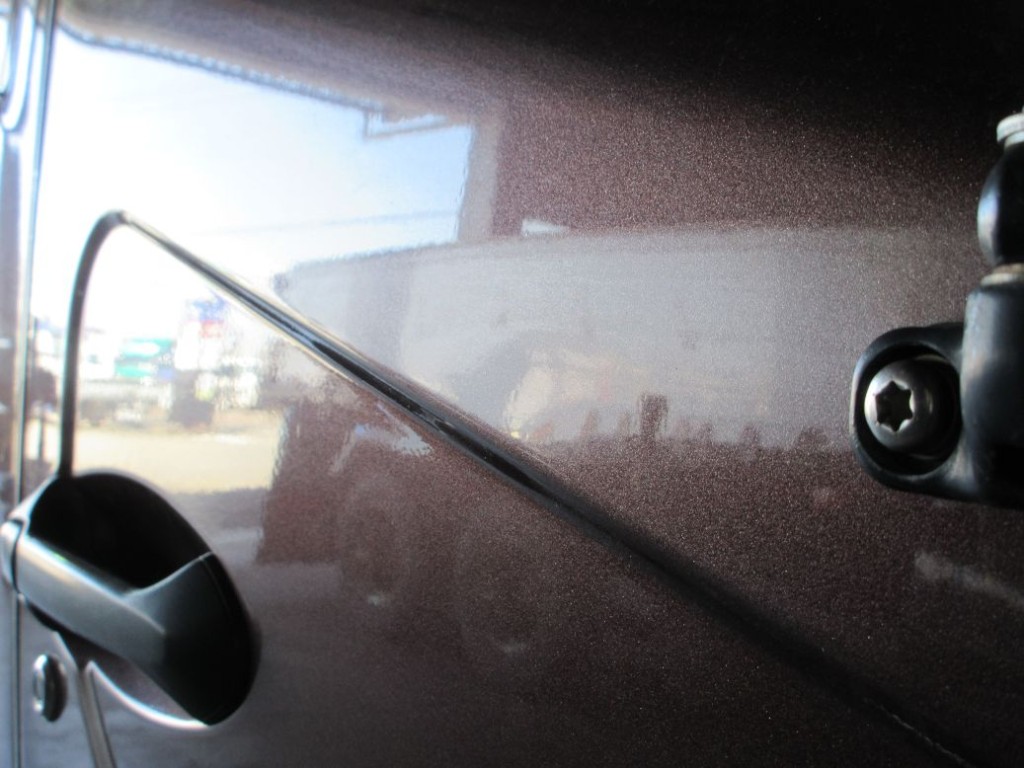 運転席側ドアにヘコミがあります。（助手席側にもあります）|三菱 ファイター QKG-FK62FZの写真24