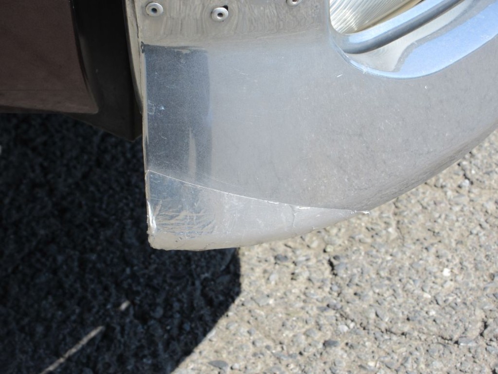 フロントバンパーの運転席側にテープ補修がしてあります。|三菱 ファイター QKG-FK62FZの写真26