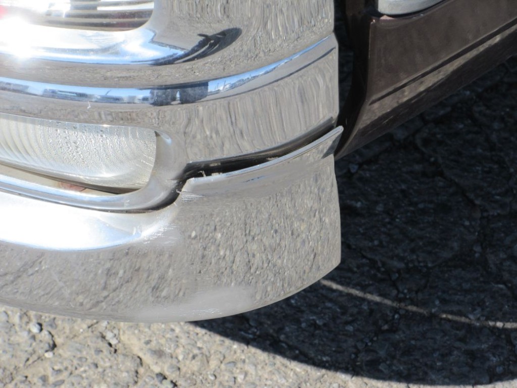 フロントバンパーの助手席側にスレ・曲がりがあります。|三菱 ファイター QKG-FK62FZの写真27