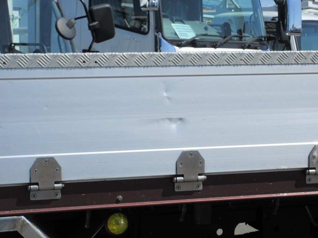 助手席側アオリにキズ・ヘコミがあります。（運転席側にもあります）|三菱 ファイター QKG-FK62FZの写真29