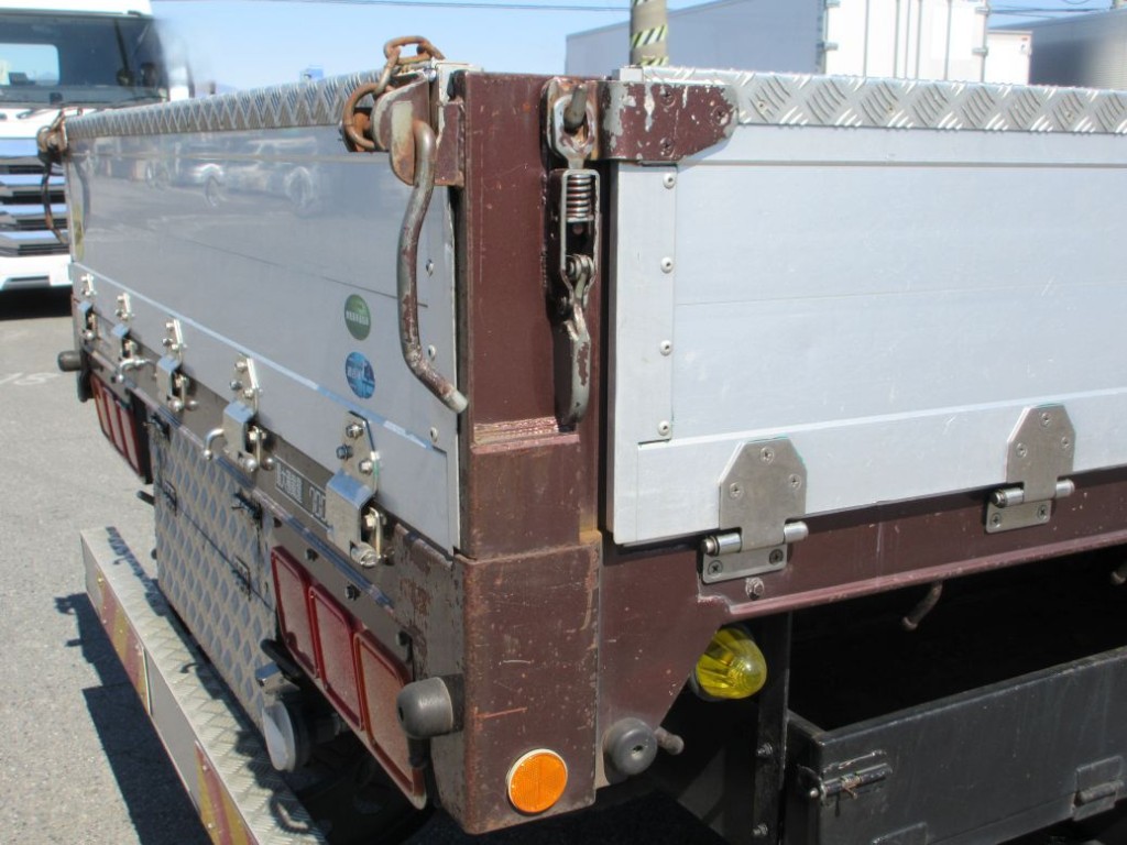 ボディー後方の両サイドにキズ・サビがあります。|三菱 ファイター QKG-FK62FZの写真31