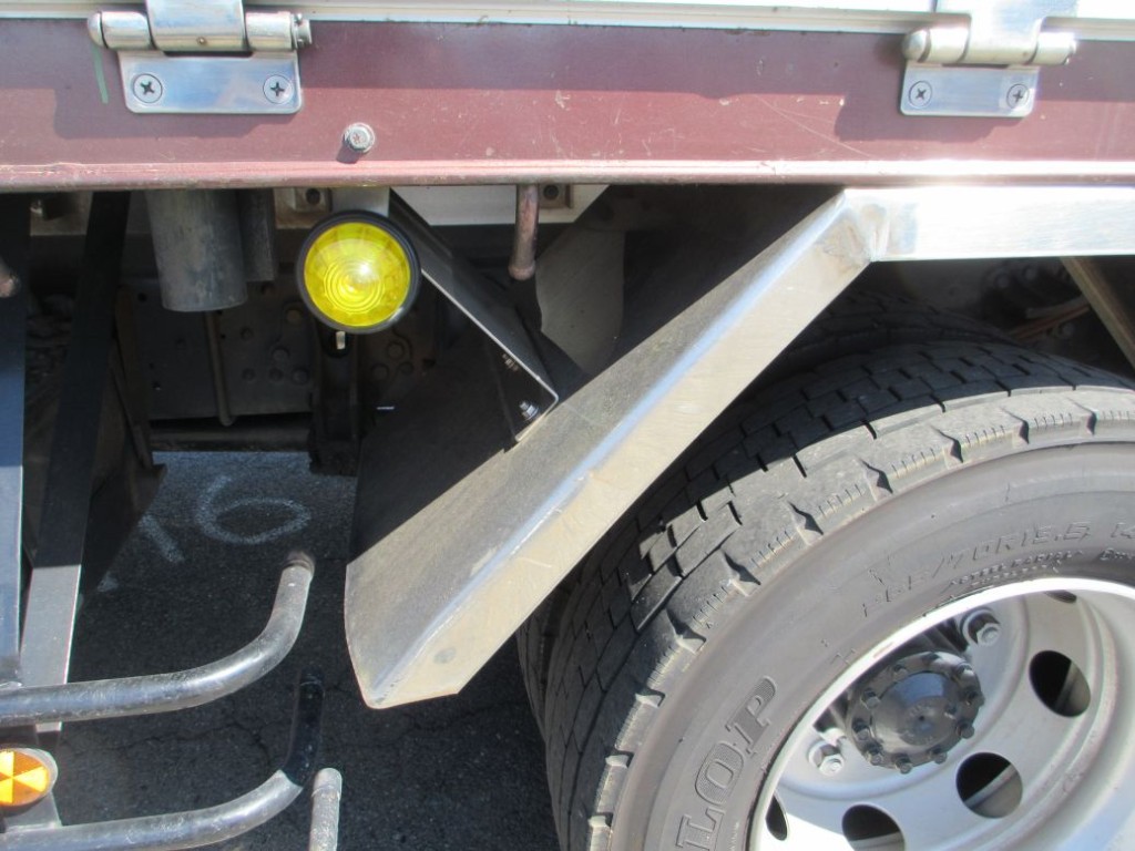 助手席側リヤフェンダーにキズ・ヘコミがあります。|三菱 ファイター QKG-FK62FZの写真33