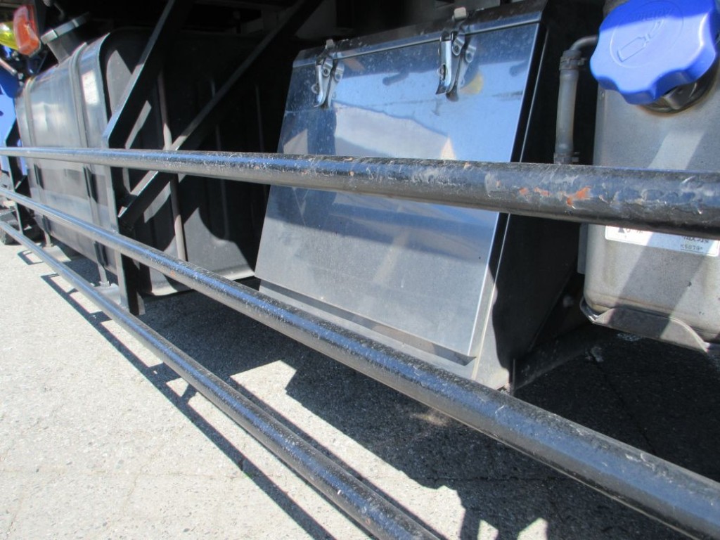 助手席側サイドバンパーにキズ・サビがあります。|三菱 ファイター QKG-FK62FZの写真34