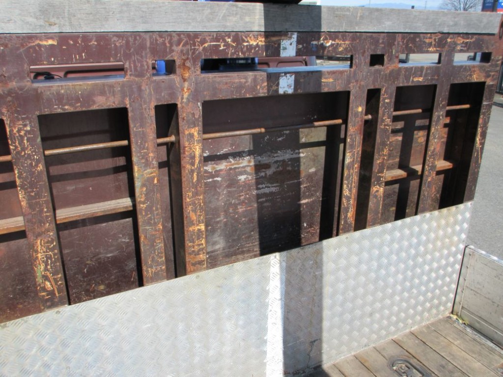 プロテクター裏側にキズ・サビ・ヘコミがあります。|三菱 ファイター QKG-FK62FZの写真39