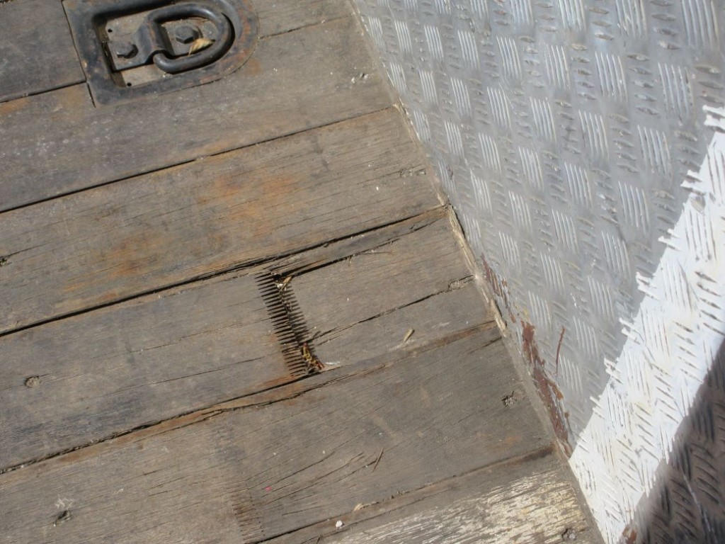 床板の一部に歪みがあります。|三菱 ファイター QKG-FK62FZの写真40