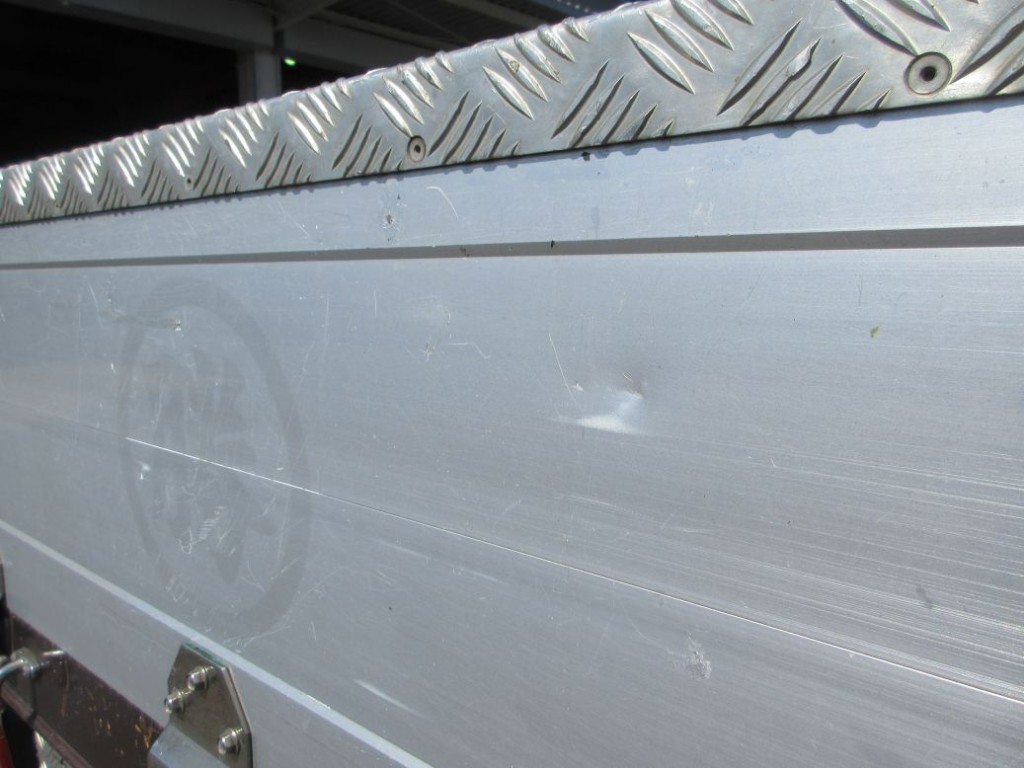 リヤアオリにキズ・ヘコミ・看板跡があります。|三菱 ファイター QKG-FK62FZの写真41