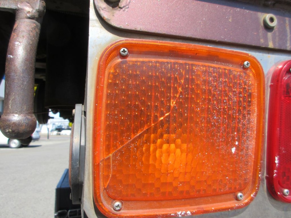 左右のウインカーレンズにヒビがあります。|三菱 ファイター QKG-FK62FZの写真42