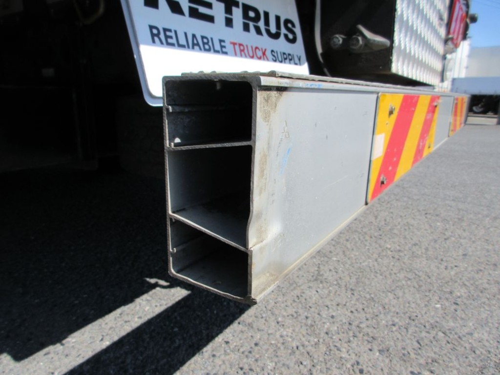 リヤバンパーの助手席側にツブレ・カバーの欠損があります。|三菱 ファイター QKG-FK62FZの写真44