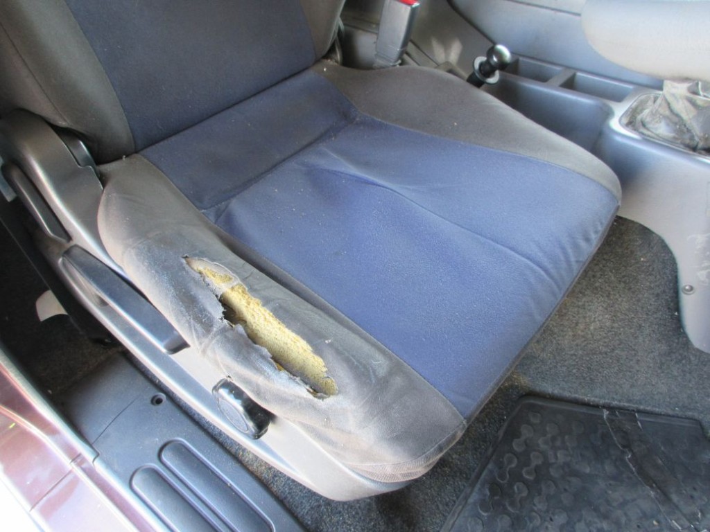 運転席座面にヘタリ・破れがあります。|三菱 ファイター QKG-FK62FZの写真45