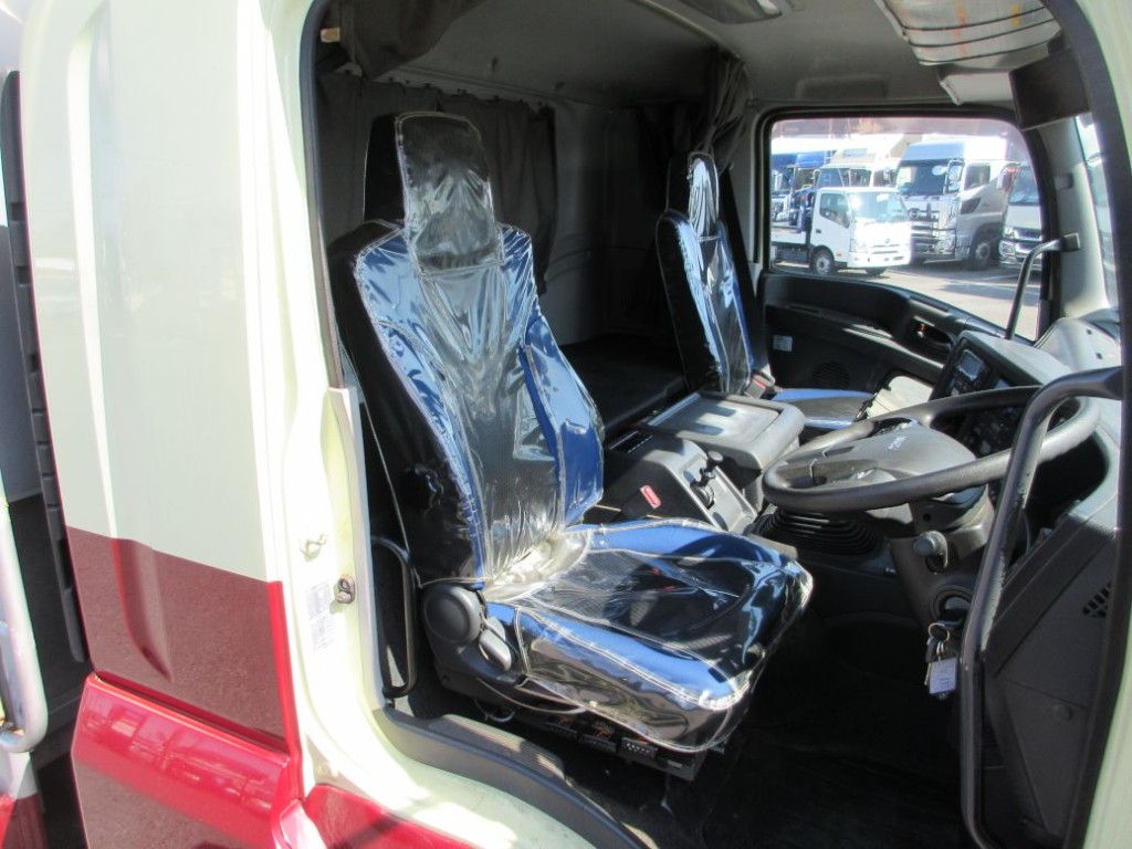 乗車定員は２名です。|いすゞ ギガ 2PG-CYZ77Cの写真6