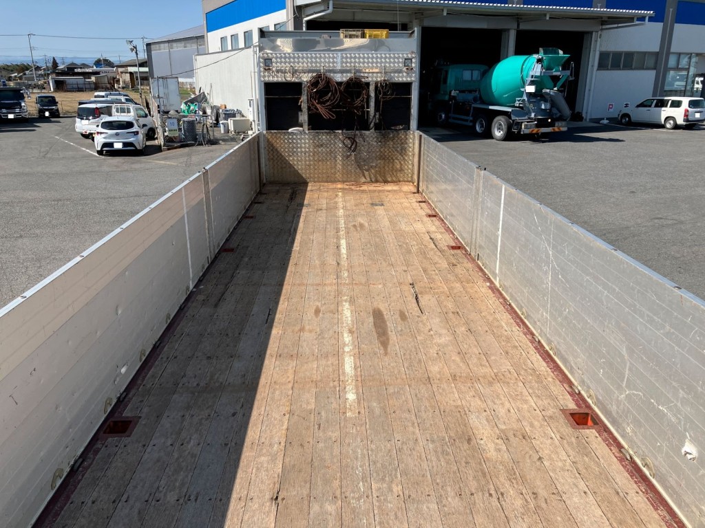 いすゞ ギガ 2PG-CYZ77Cの写真9