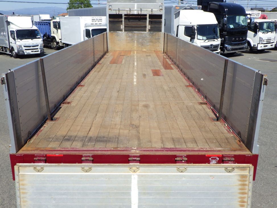 床板の状態です。（一部に張替があります）|いすゞ ギガ 2PG-CYZ77Cの写真10