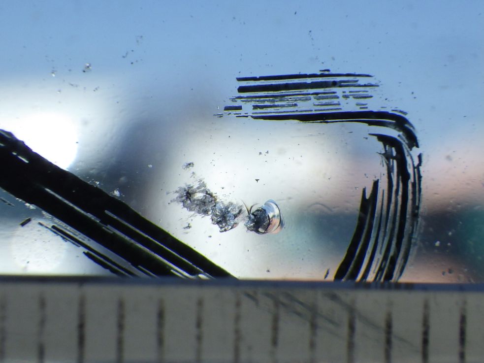 フロントガラスに飛び石キズがあります。|いすゞ ギガ 2PG-CYZ77Cの写真13