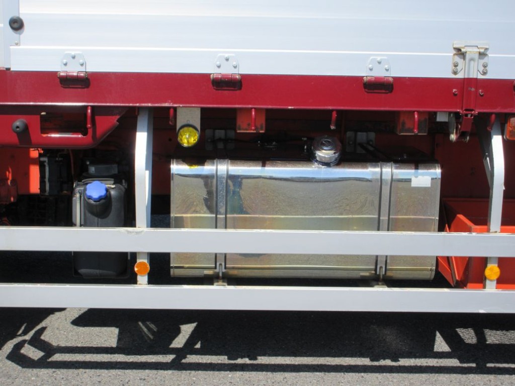 燃料タンクは３００Lです。|いすゞ ギガ 2PG-CYZ77Cの写真15