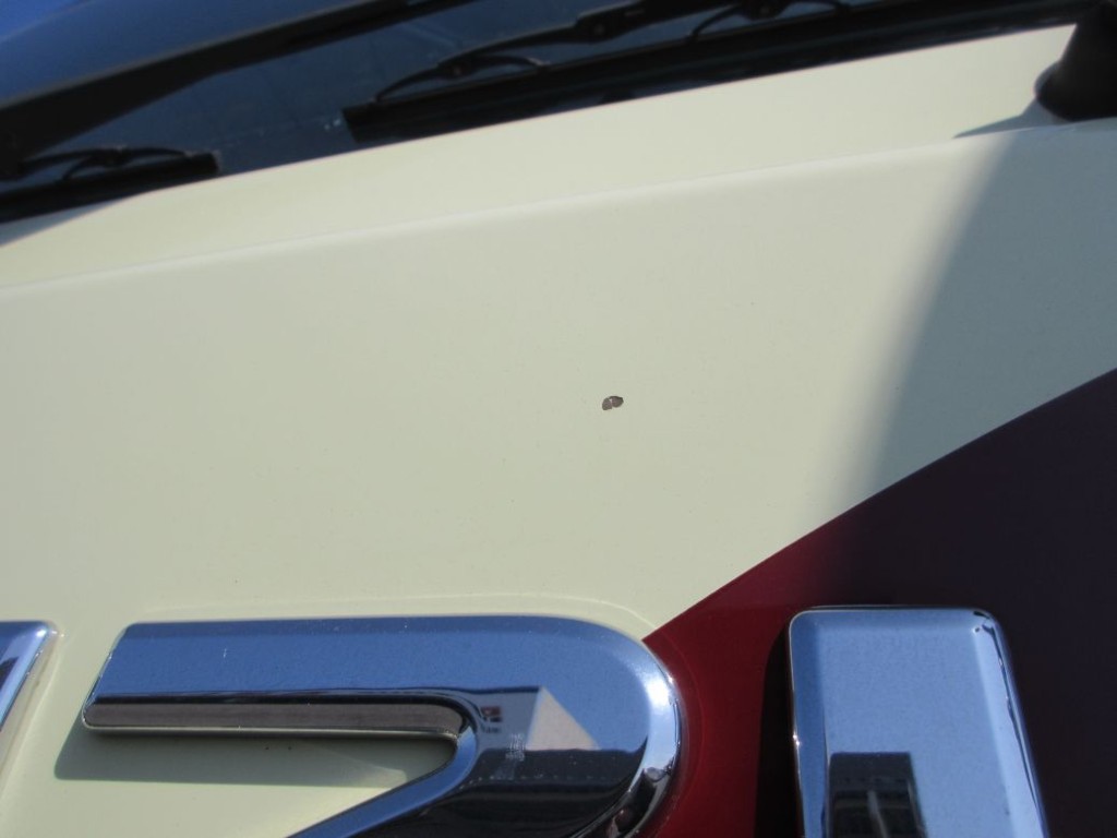 フロントパネルに飛び石キズがあります。|いすゞ ギガ 2PG-CYZ77Cの写真22