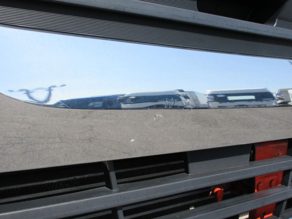 フロントグリルにヒビがあります。|いすゞ ギガ 2PG-CYZ77Cの写真24