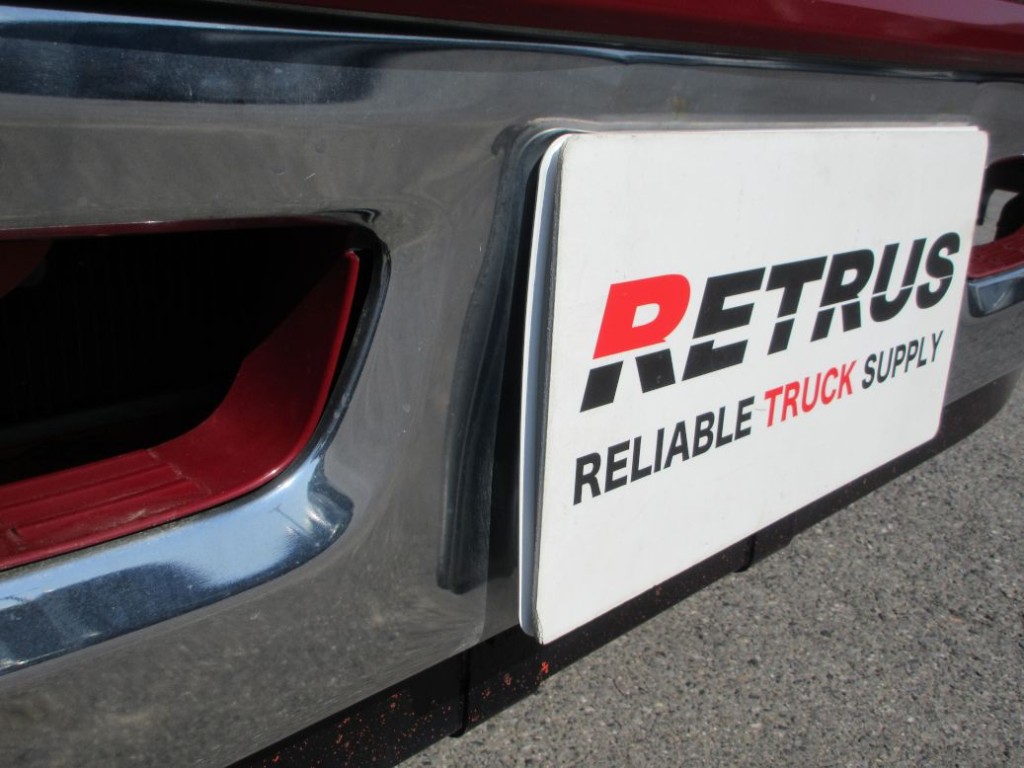 フロントバンパーのナンバー周りにヘコミがあります。|いすゞ ギガ 2PG-CYZ77Cの写真25