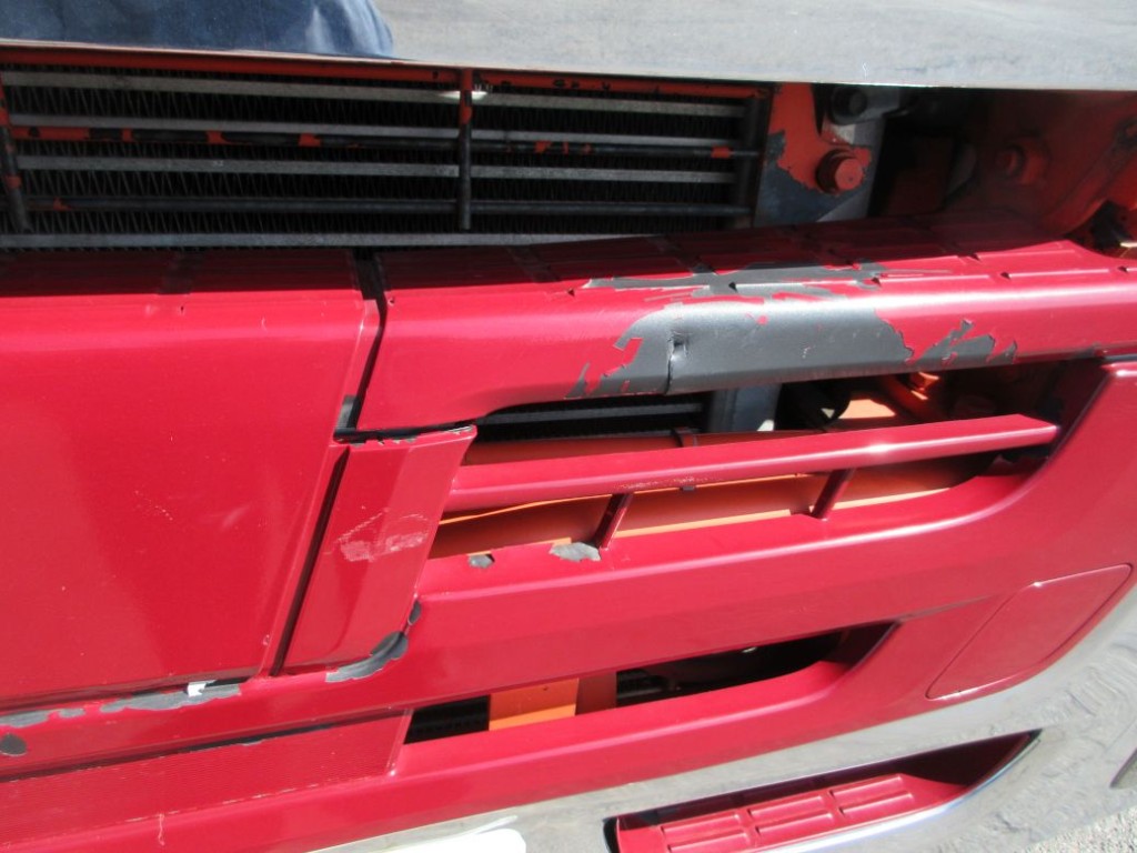 フロントバンパーの助手席側に塗装の剝がれ・割れがあります。|いすゞ ギガ 2PG-CYZ77Cの写真26