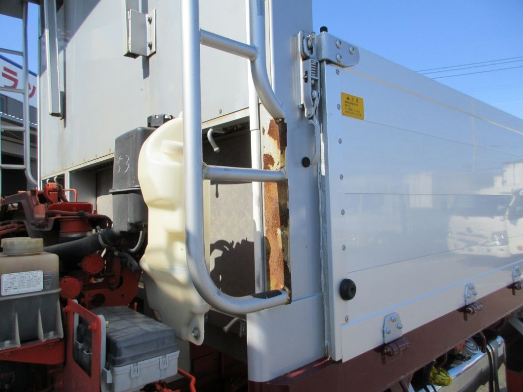 左右のハシゴにサビがあります。|いすゞ ギガ 2PG-CYZ77Cの写真28
