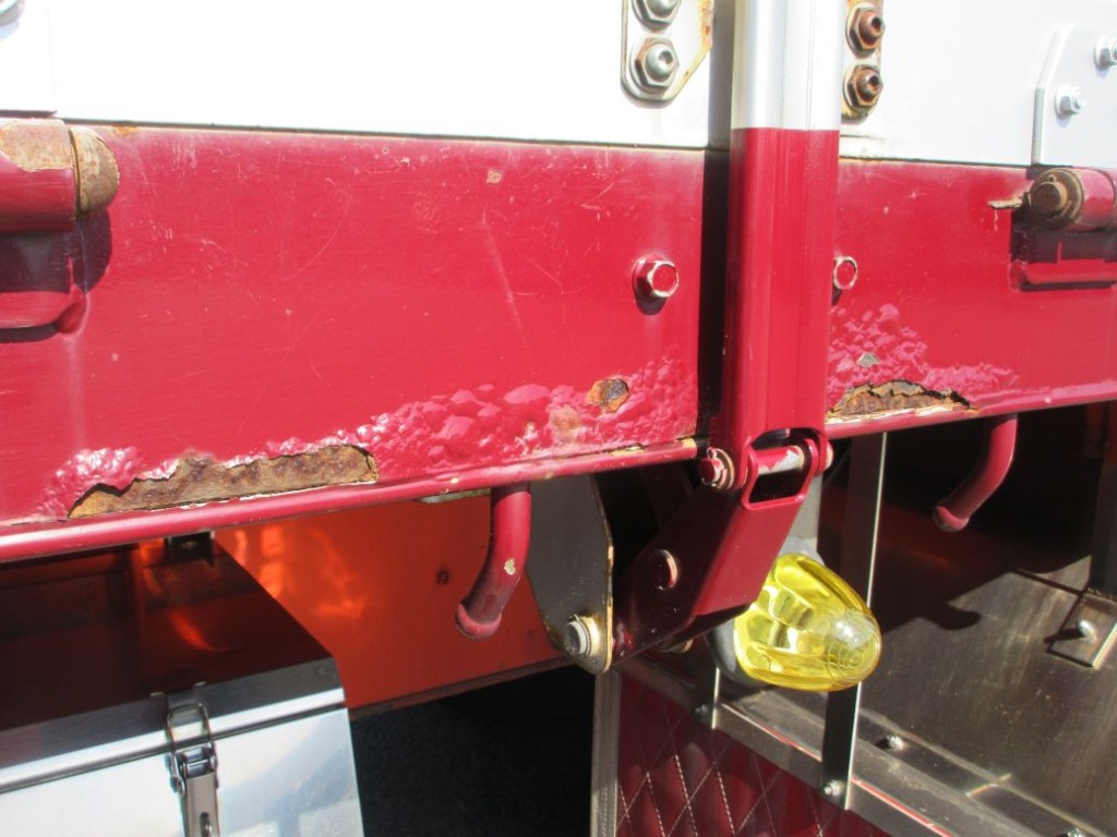 左右のサイドレールにキズ・サビがあります。|いすゞ ギガ 2PG-CYZ77Cの写真31