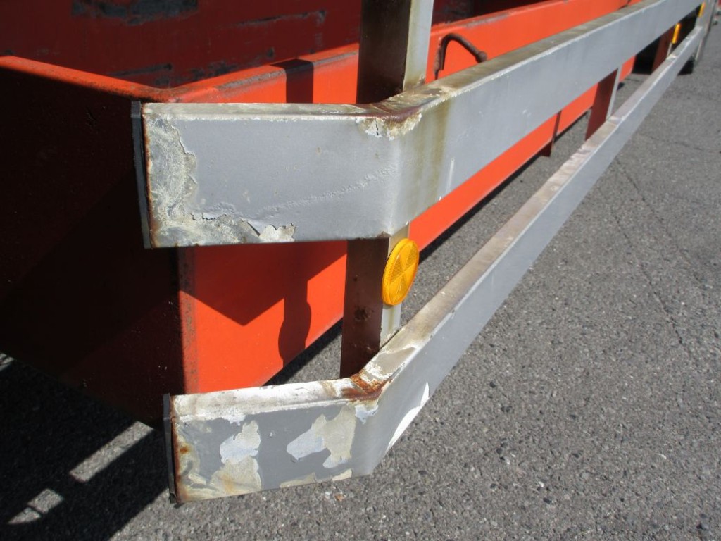 左右のサイドバンパーにサビ・塗装の浮きがあります。|いすゞ ギガ 2PG-CYZ77Cの写真32