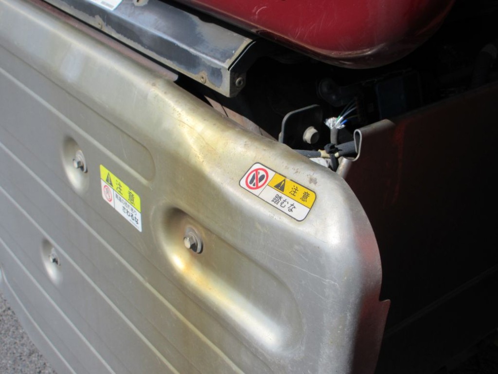 マフラーカバーにキズ・ヘコミがあります。|いすゞ ギガ 2PG-CYZ77Cの写真34