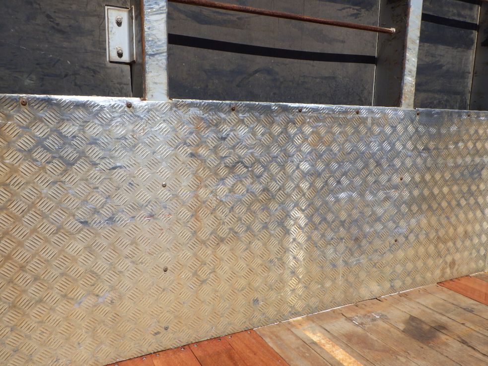 プロテクター裏側にキズ・サビ・ヘコミがあります。|いすゞ ギガ 2PG-CYZ77Cの写真36