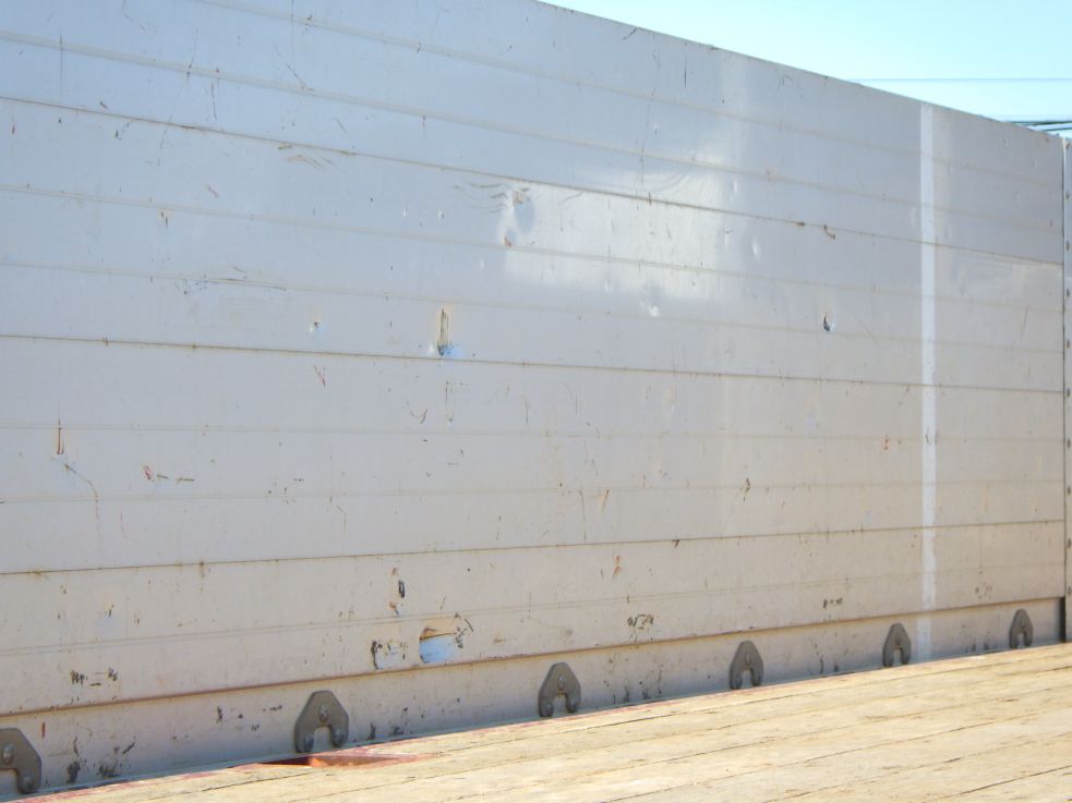 アオリ内側にキズ・ヘコミがあります。|いすゞ ギガ 2PG-CYZ77Cの写真37