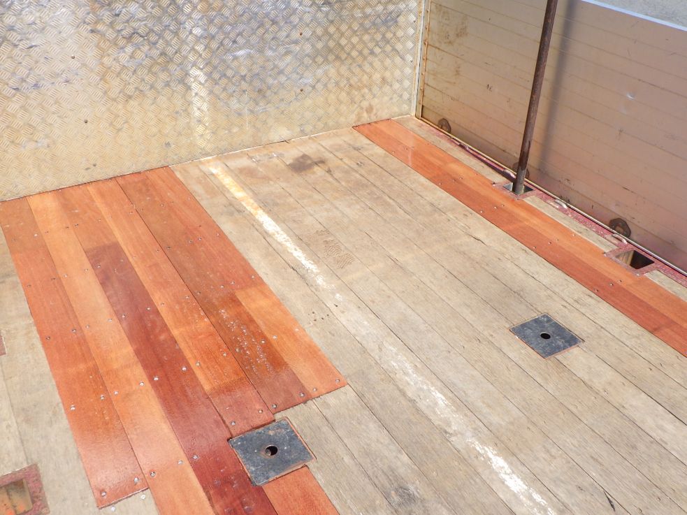 床板の一部に張替があります。|いすゞ ギガ 2PG-CYZ77Cの写真38