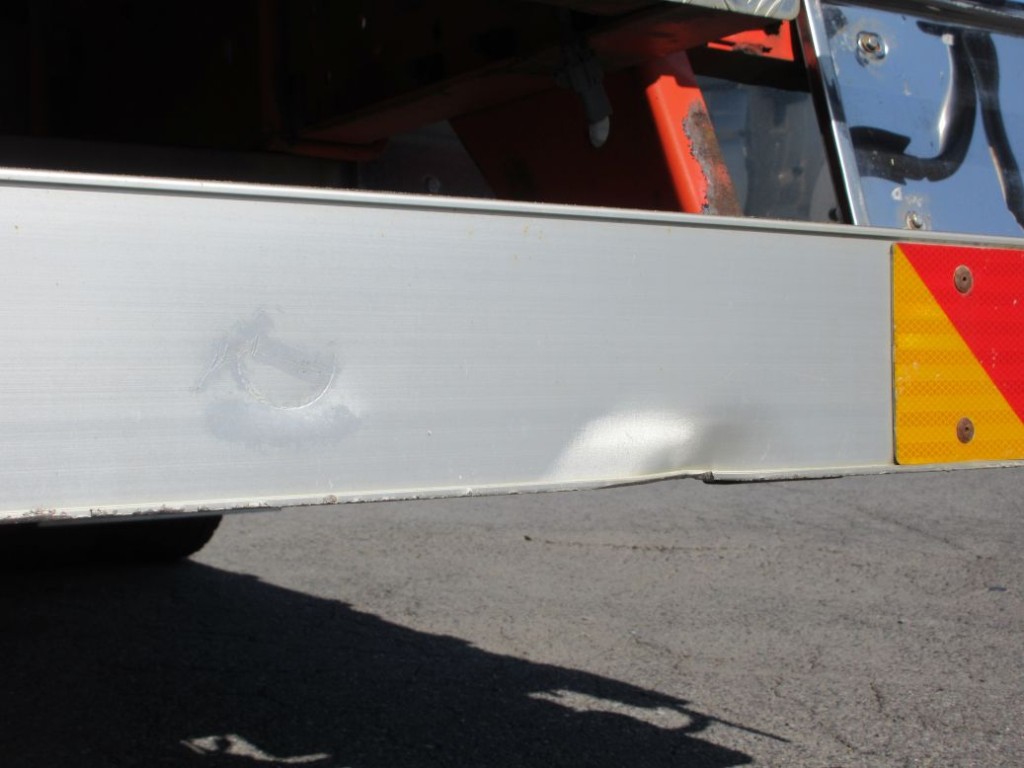 リヤバンパーにキズ・ヘコミがあります。|いすゞ ギガ 2PG-CYZ77Cの写真41