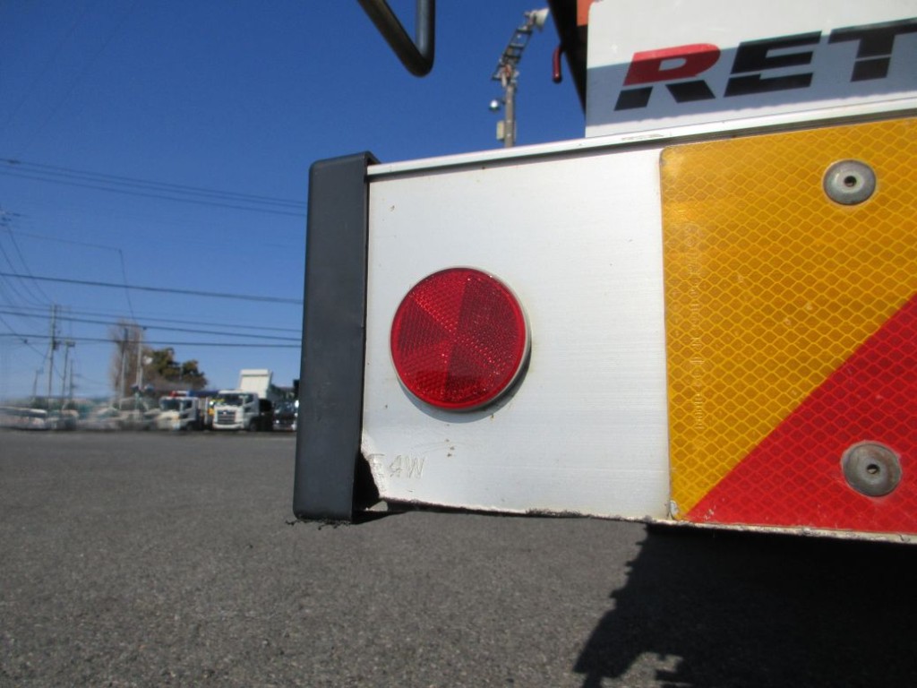 リヤバンパーの両サイドに削れがあります。|いすゞ ギガ 2PG-CYZ77Cの写真42