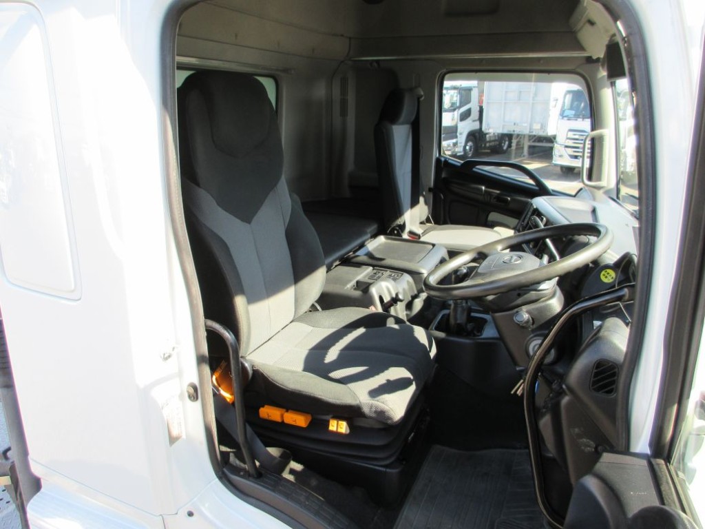 乗車定員は２名です。|日野 プロフィア QPG-SH1EDDGの写真6