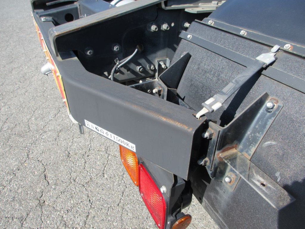 リヤ周りにサビがあります。|日野 プロフィア QPG-SH1EDDGの写真25