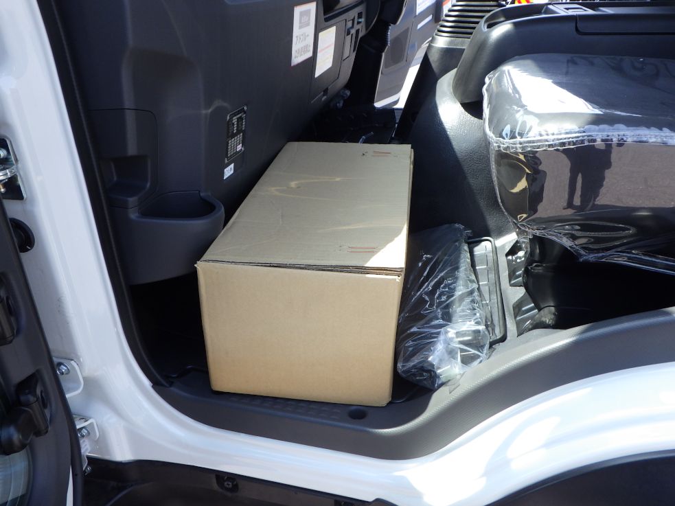 キャブ内に付属品が積んであります。|いすゞ フォワード 2PG-FRR90S3(2WD)の写真20