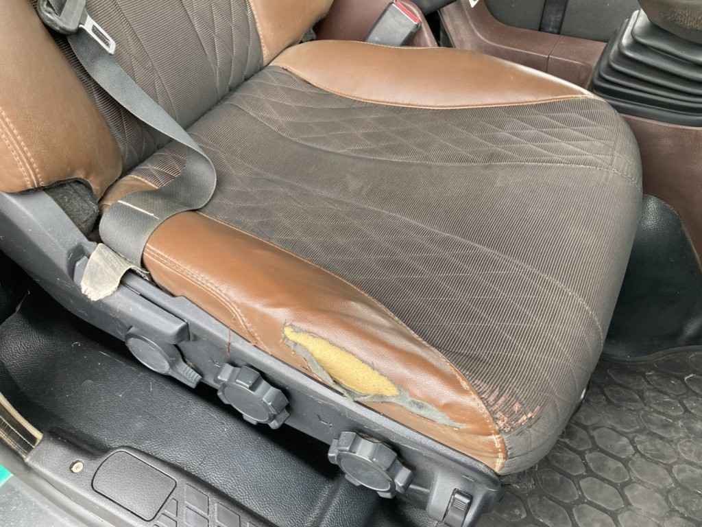 シート座面の状態です。|日野 レンジャー 2KG-FD2ABA(2WD)の写真10