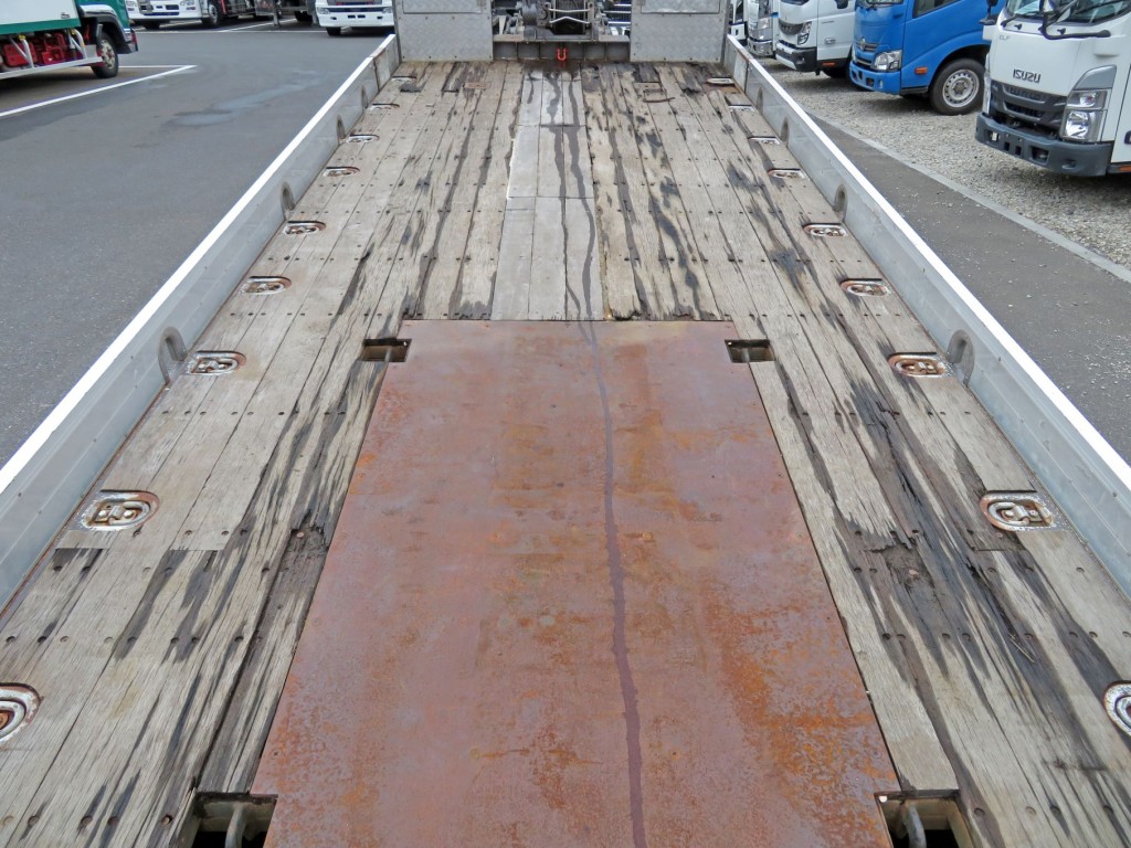 床板各所に腐食・割れがあります。(床板修理予定です)|日野 レンジャー 2KG-GK2ABAの写真12