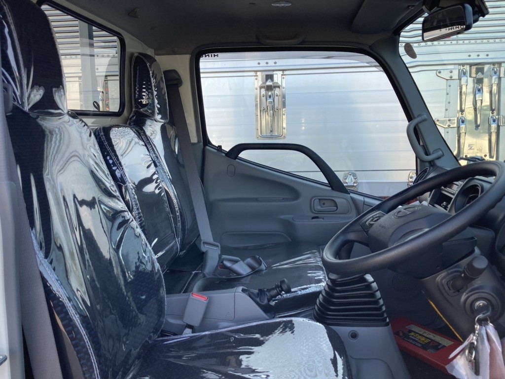 車内です。（シートにはビニールカバーが付いています。）|日野 デュトロ 2KG-XZC605M(2WD)の写真9
