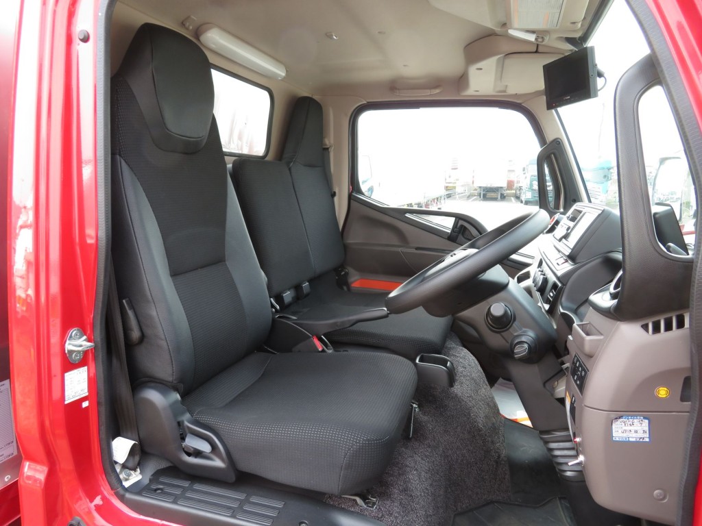 乗車定員は3名です。|三菱 キャンター 2RG-FEAV0(2WD)の写真6