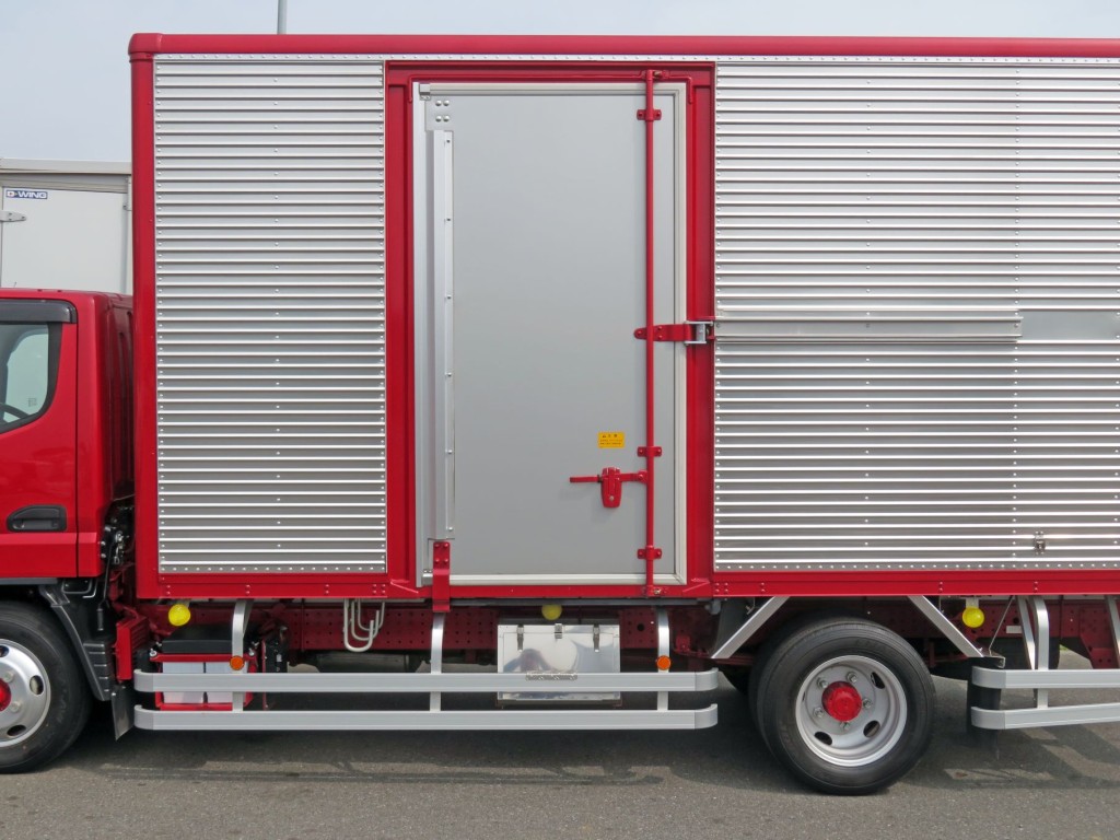 サイドドア付きです。|三菱 キャンター 2RG-FEAV0(2WD)の写真7