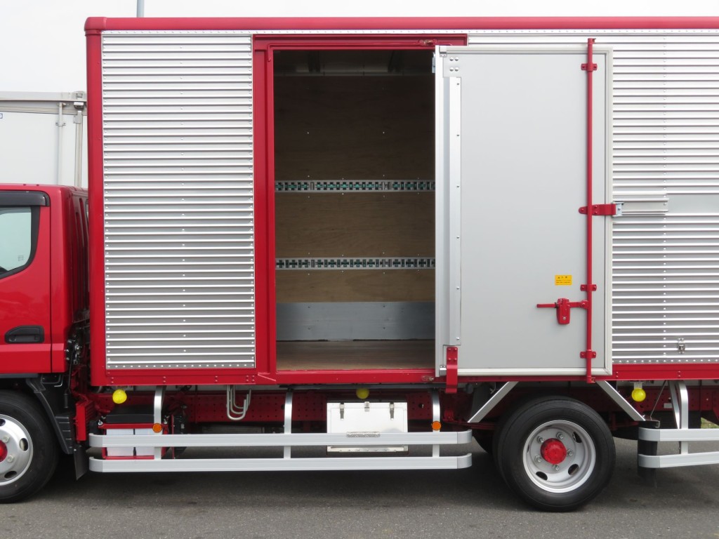 サイドドアを開いた状態です。|三菱 キャンター 2RG-FEAV0(2WD)の写真8