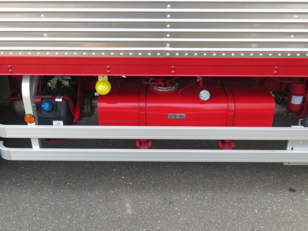 燃料タンクは100Lです。|三菱 キャンター 2RG-FEAV0(2WD)の写真19