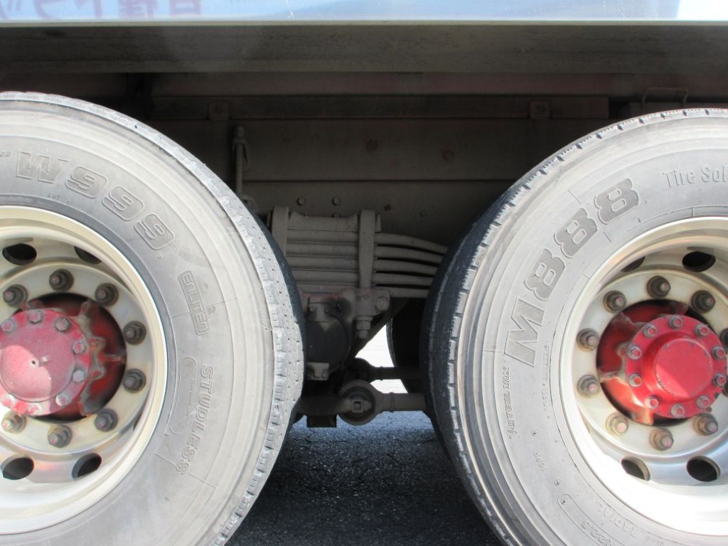タイヤ間の状態です。|いすゞ ギガ QKG-CYM77AMの写真5